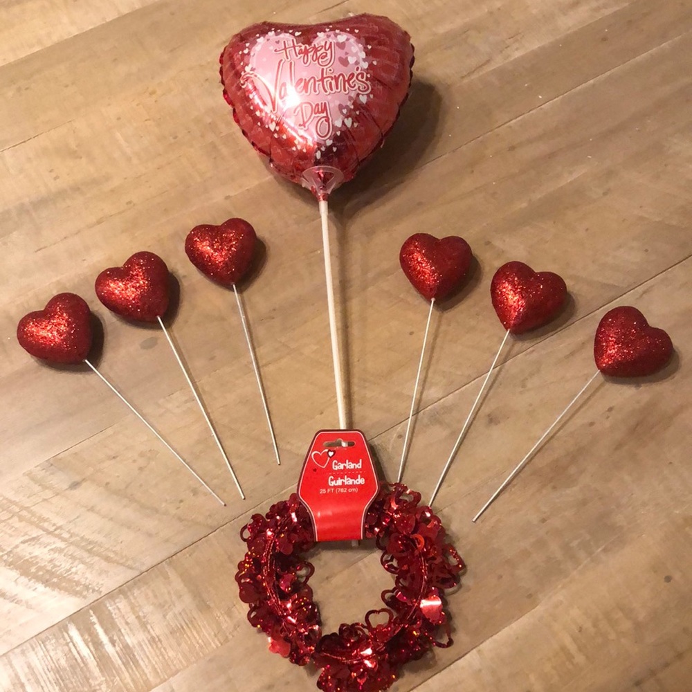 Happy Valentine’s Day Heart Balloon 6 glitter Hearts 25 FT of Heart Garland NWT